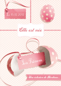 Un poussin sorti de sa coquille rose